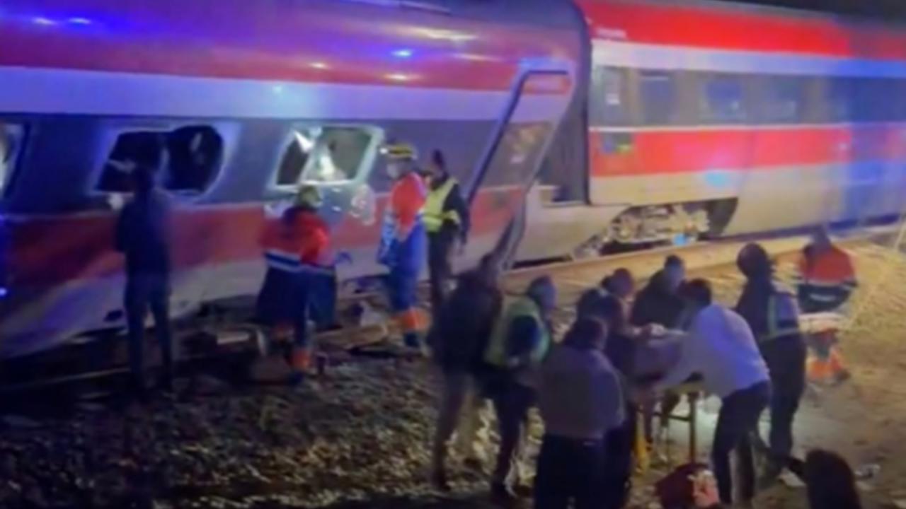 Romanya'da iki tren çarpıştı: 2 yaralı
