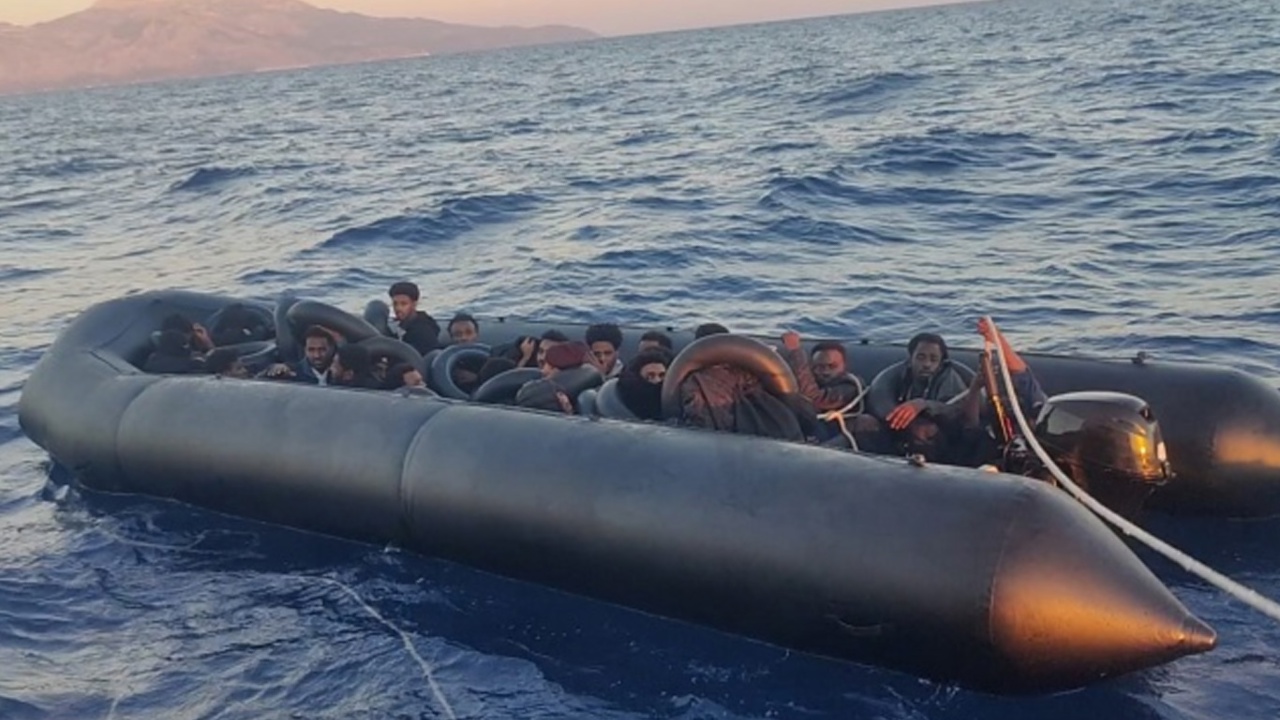 İzmir açıklarında sürüklenen lastik bottaki 33 göçmen kurtarıldı