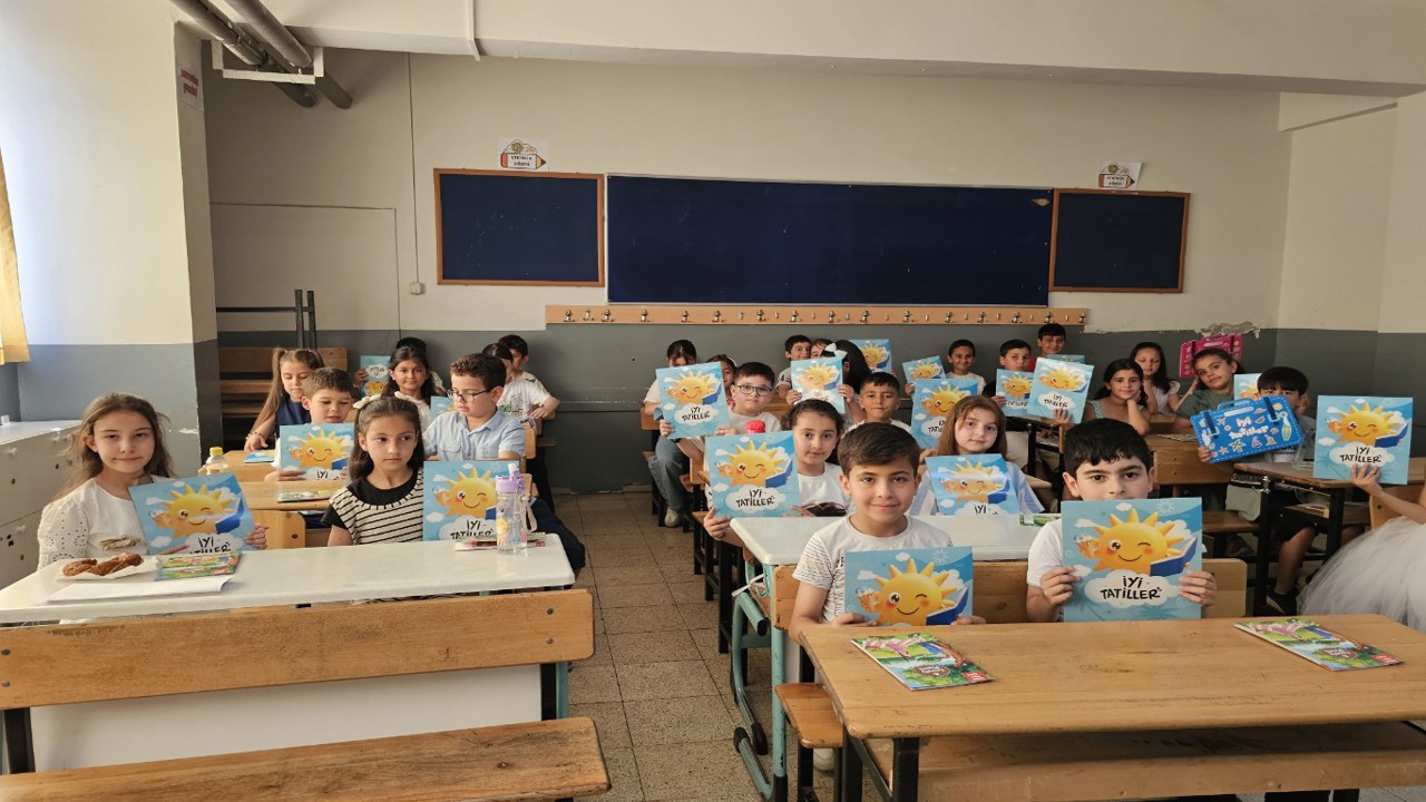 Bursa’da öğrenciler yaz tatiline karne sevinciyle başladılar