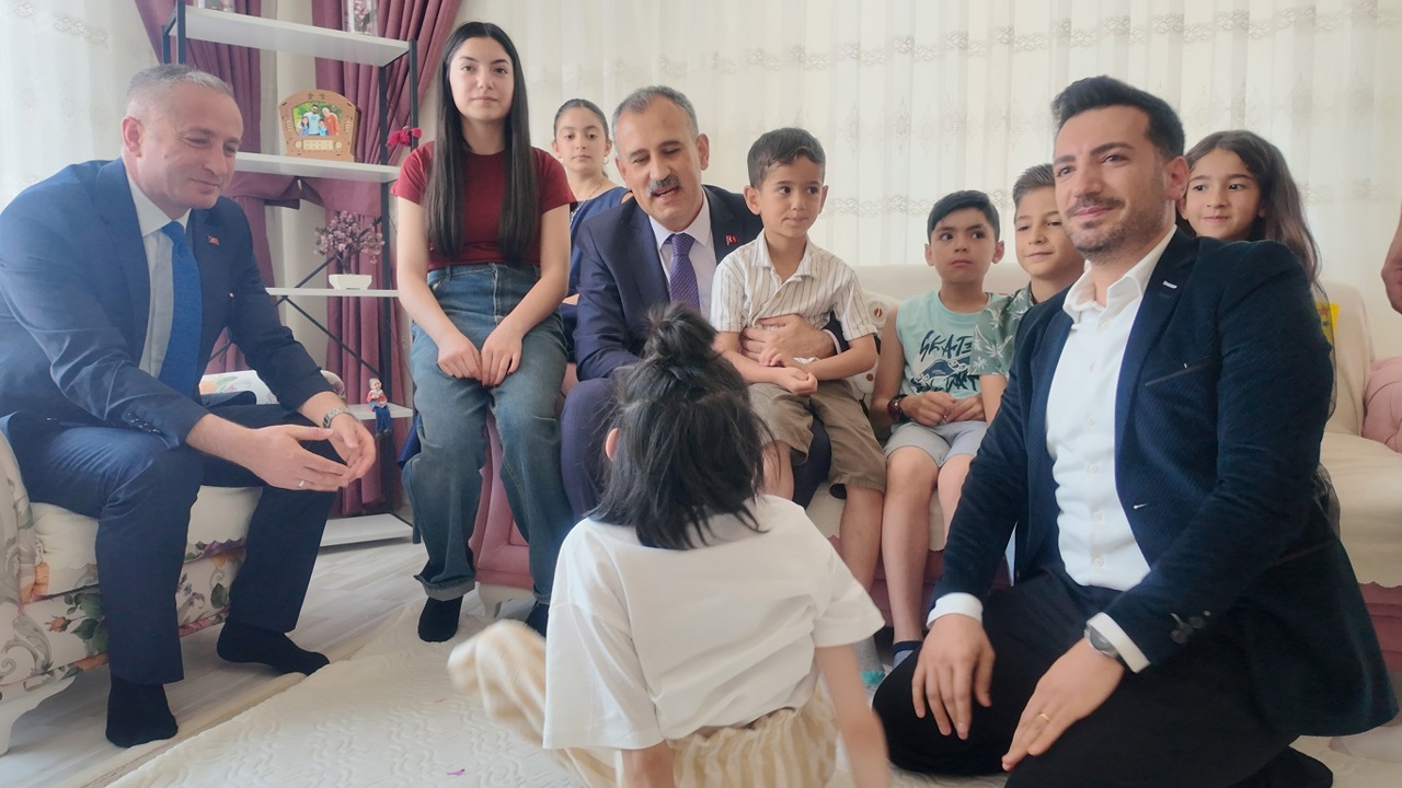Ağrı Valisi Önder Bozkurt'tan evde eğitim gören Elif'e karne sürprizi