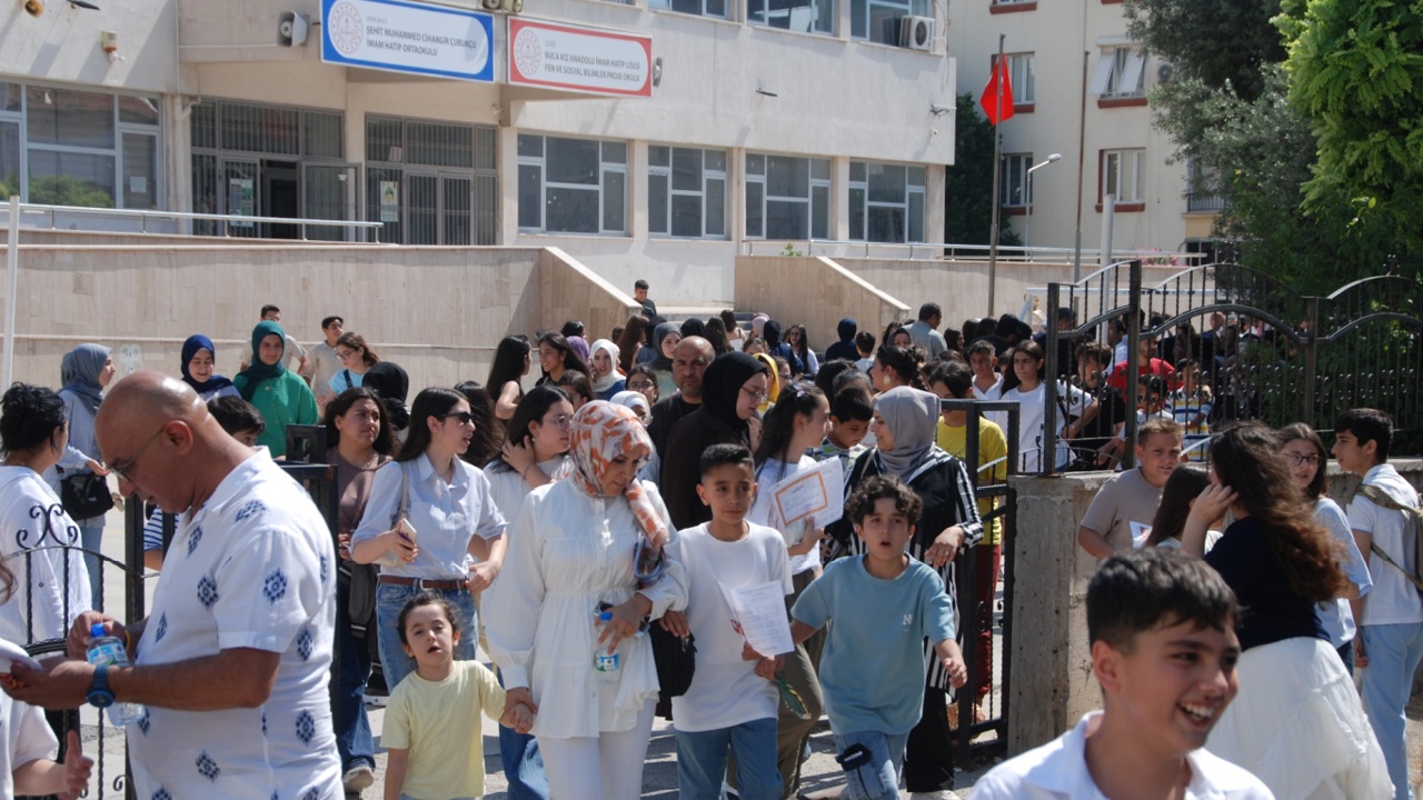 İzmir’de öğrenciler karne aldı, yaz tatili heyecanı başladı