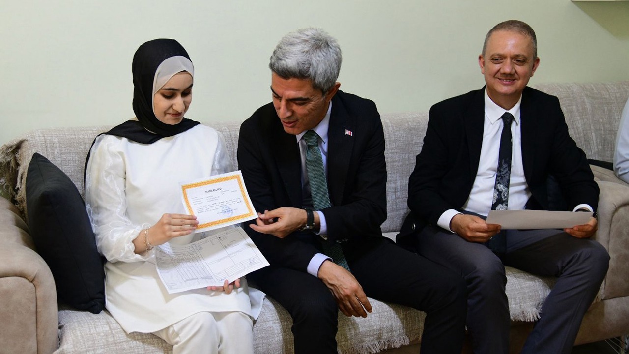 Azmiyle mezun olan özel eğitim öğrencisinin karnesi evinde teslim edildi