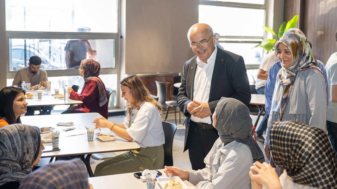 Malatya'da Şehir Kütüphanesi'nde öğrencilere yemek ikramı