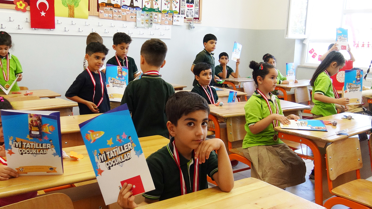 Karne heyecanı yaşayan öğrenciler tatil planlarını ve meslek hayallerini anlattı