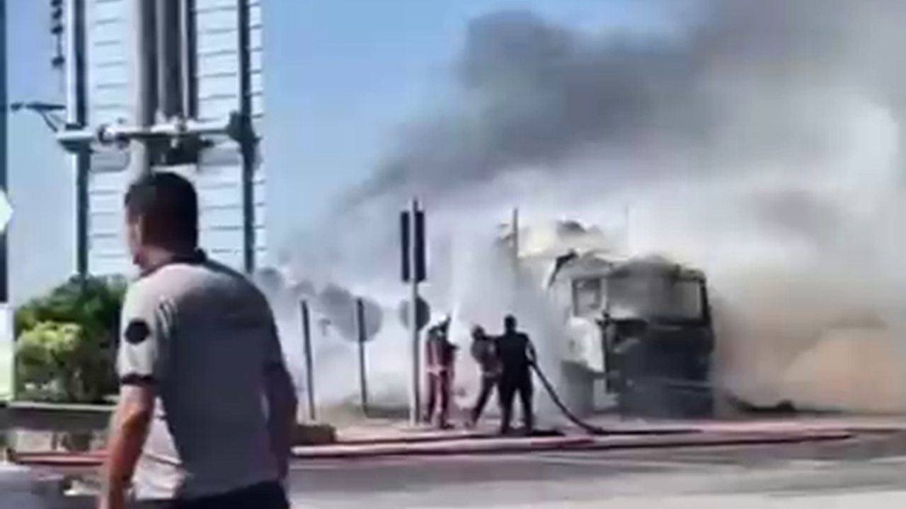 Malatya'da saman yüklü tır bir anda alevlerin içinde kaldı