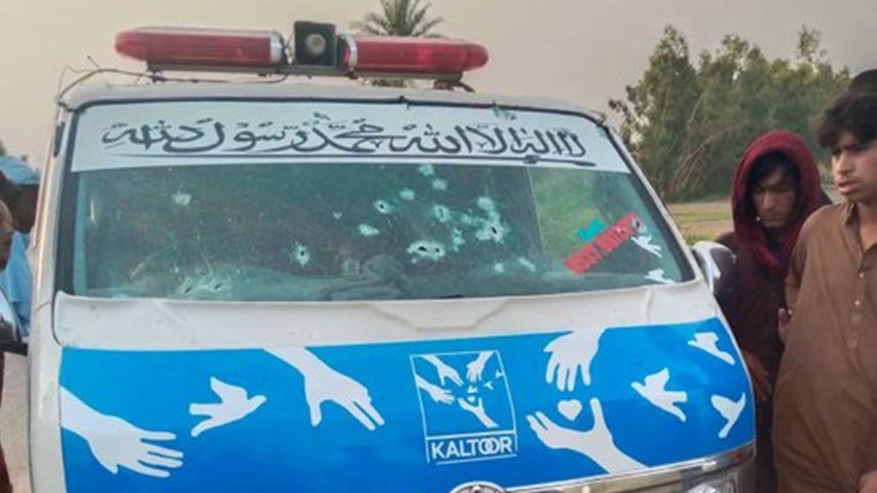 Pakistan'da ambulansa saldırı: 4 ölü