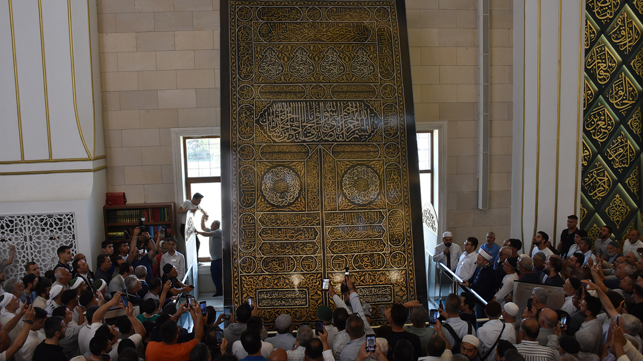 Kabe'nin kapı örtüsü Millet Camii'nde ziyarete açıldı