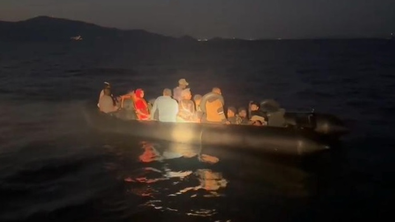 İzmir açıklarında 32 düzensiz göçmen yakalandı