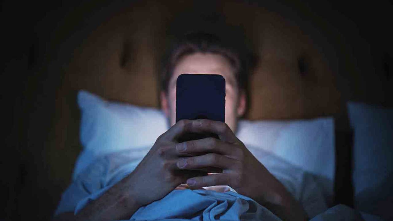 Yatak odasında telefon kullanımı uyku kalitesini düşürüyor