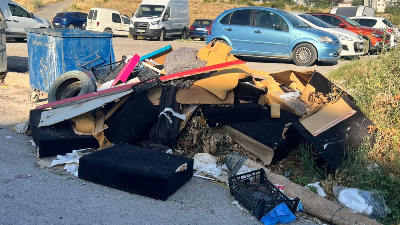Buca’da çöp ve moloz yığını tepki çekti