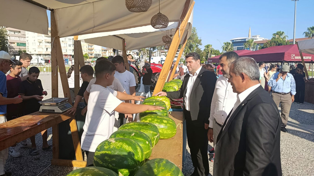HÜDA PAR Antalya Teşkilatı Karpuz Şenliği'nde üreticilerle bir araya geldi