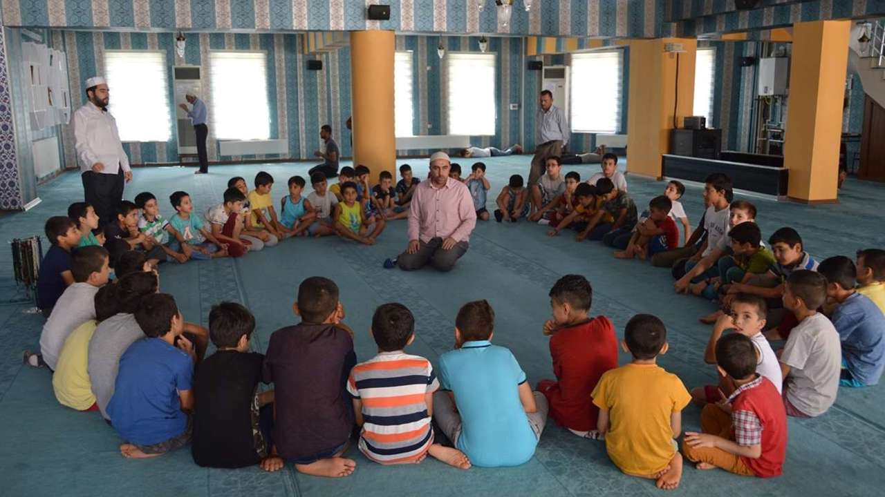 Çocuklarımızın hem ruhen hem de bedenen yetişmesi için adres camiler olmalı