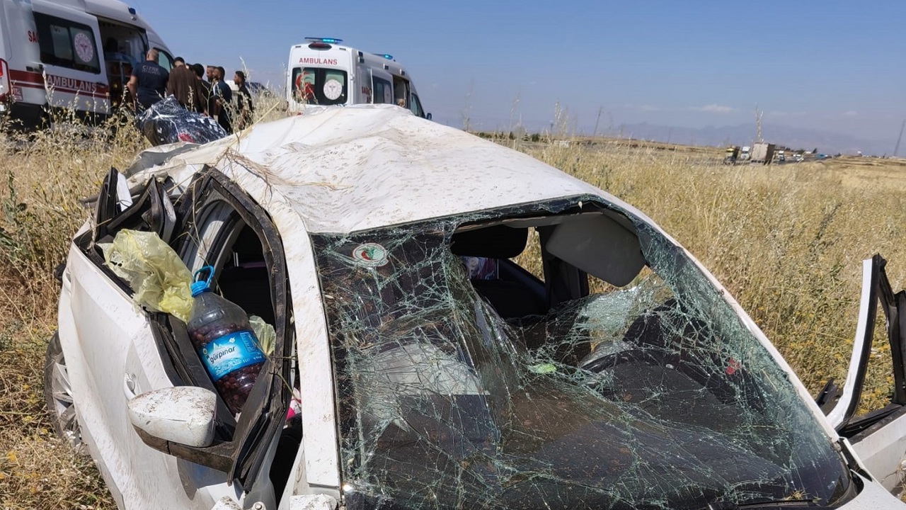 Şırnak'ta otomobil şarampole yuvarlandı: Aynı aileden biri bebek 5 kişi yaralandı