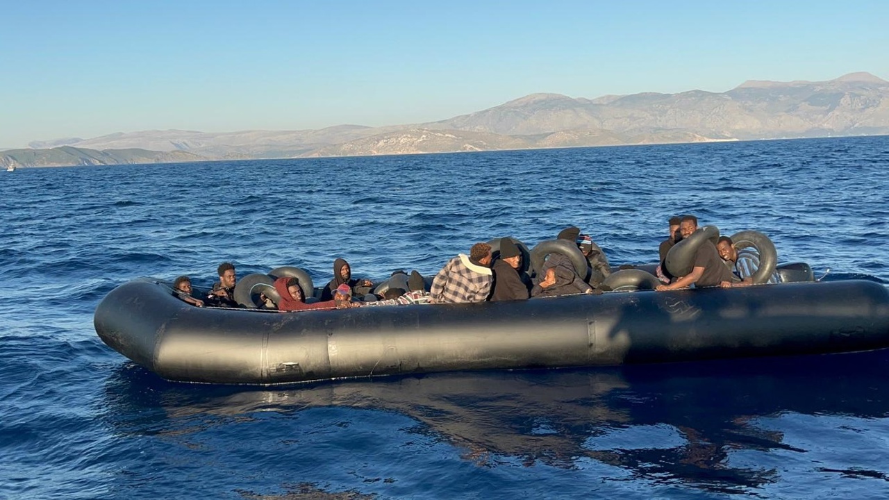 İzmir açıklarında 35 düzensiz göçmen kurtarıldı