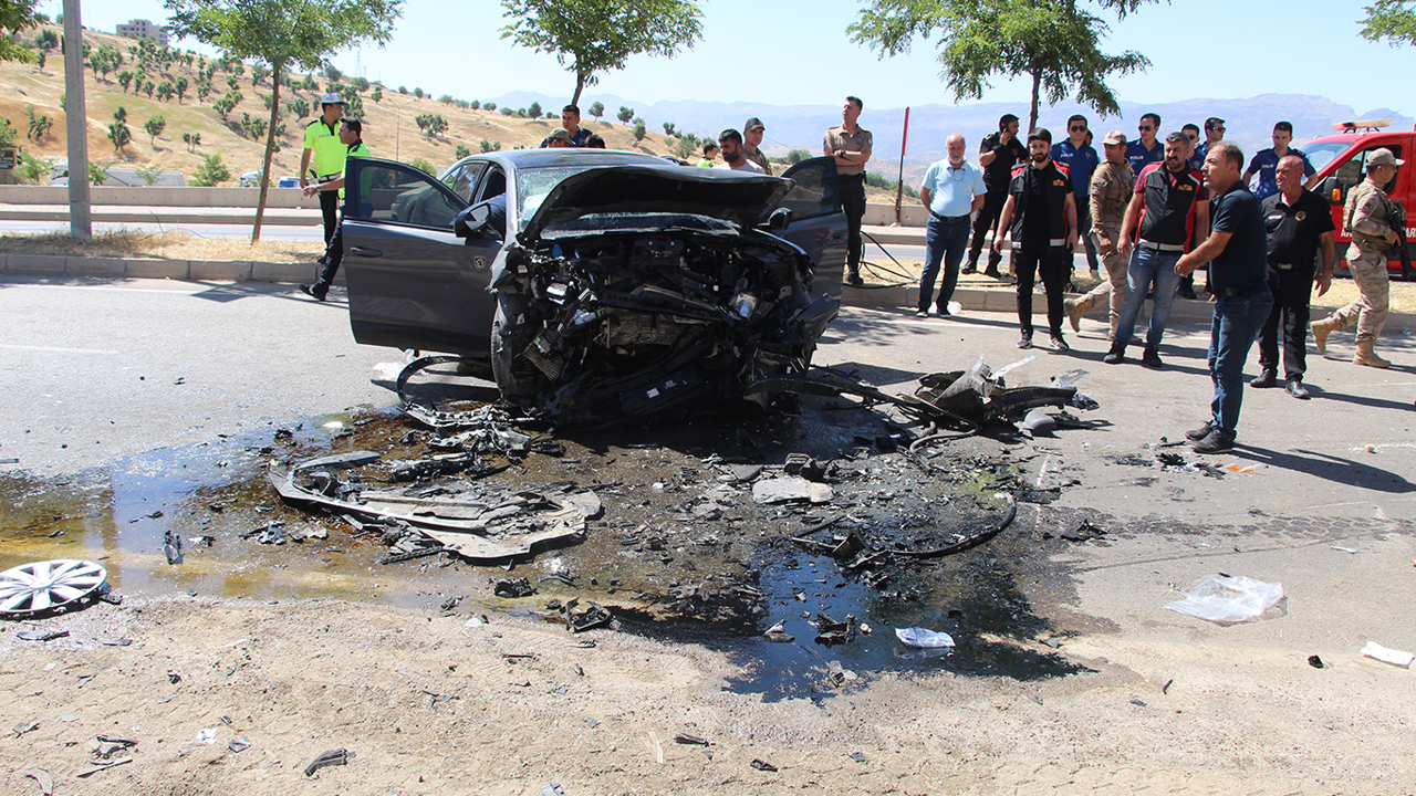Şırnak’ta iki otomobil kafa kafaya çarpıştı: Bir ölü, 3 yaralı