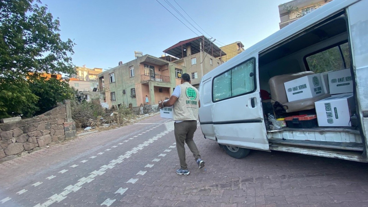 İzmir Umut Kervanı onlarca aileye gıda yardımında bulundu