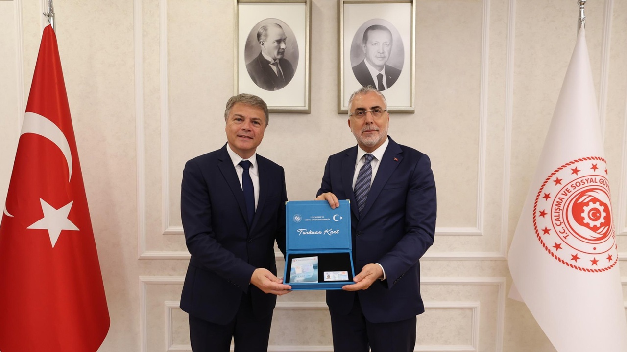 Bakan Işıkhan, Renault Group'a Turkuaz Kart'ı teslim etti