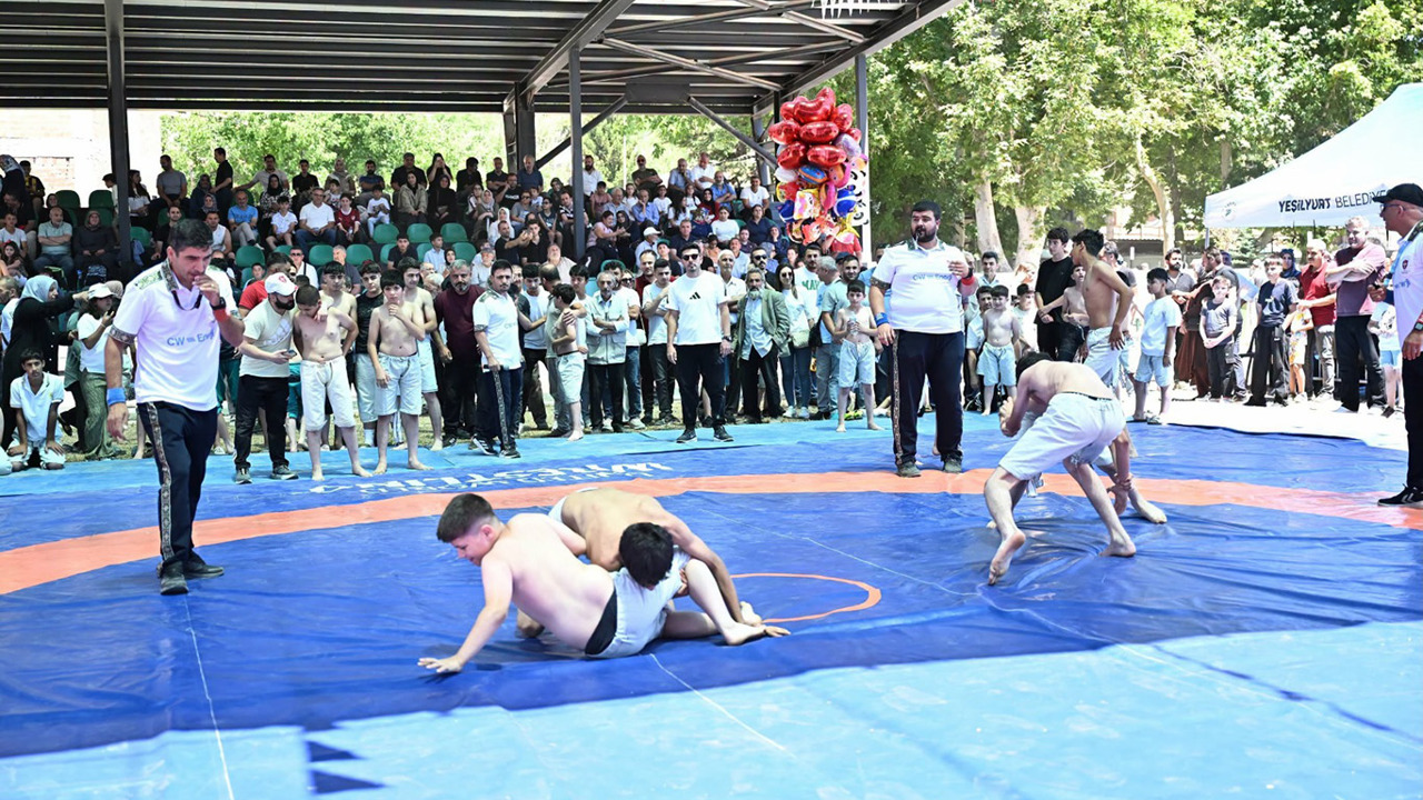 Yeşilyurt Kiraz Festivali’nde güreş heyecanı yaşandı