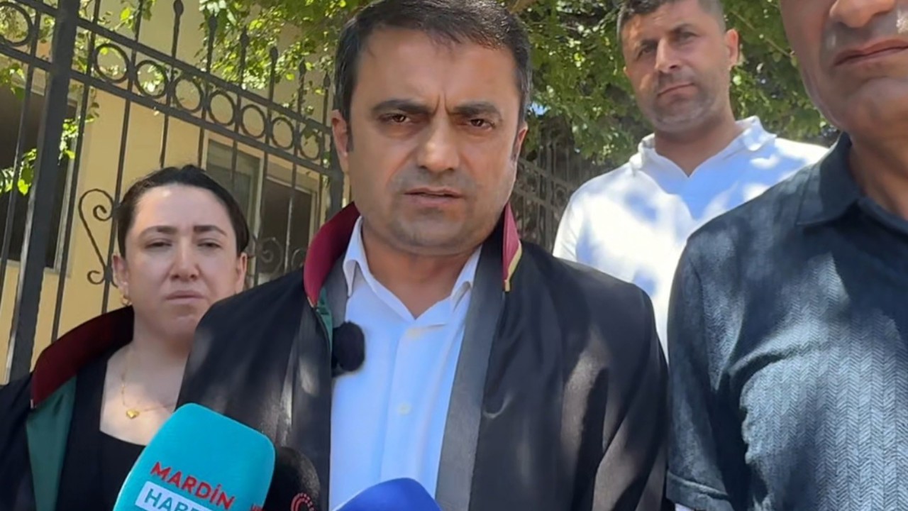 Evlerinde ölü bulunan ailenin davasında 2 sanığa tahliye kararı: Ailenin yakınları ve avukatlardan sert tepki