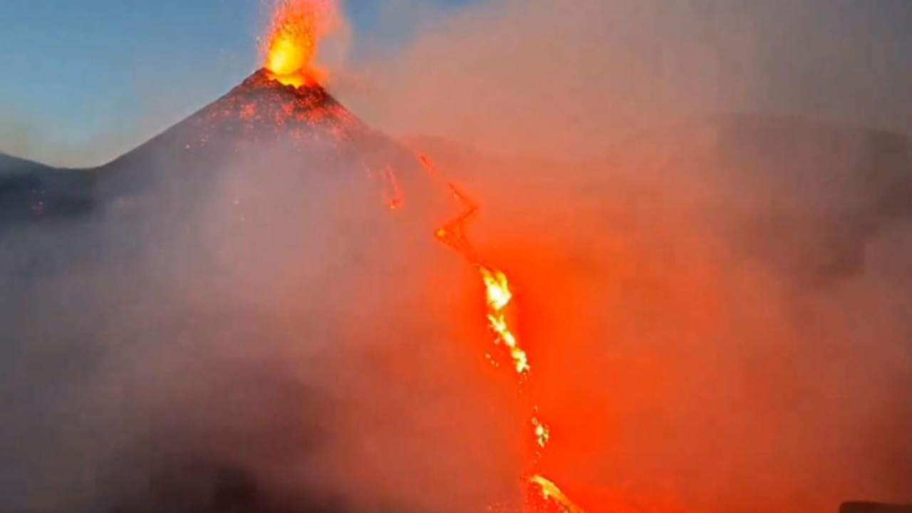 Etna Yanardağı'nda volkanik hareketlilik: Alarm seviyesi yükseltildi