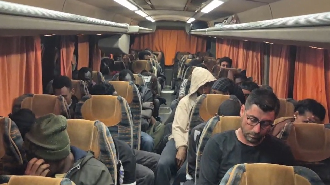 İzmir'de 36 düzensiz göçmen ile 1 göçmen kaçakçısı yakalandı