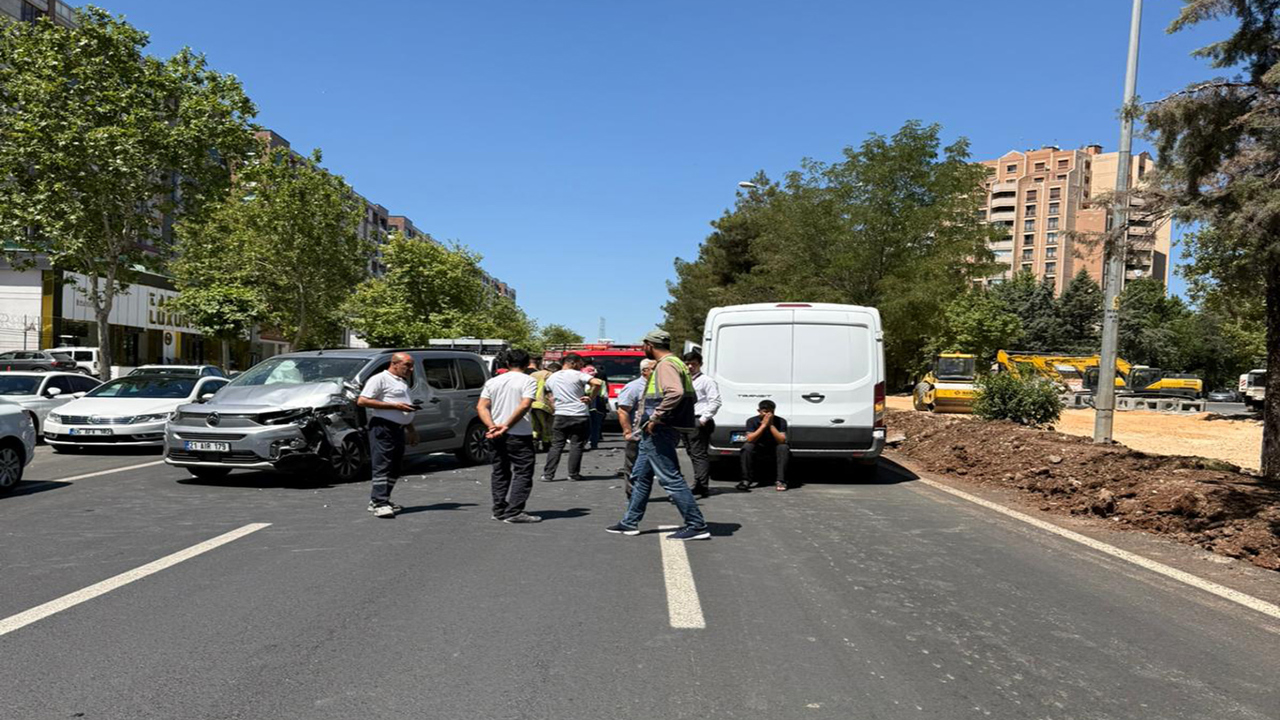 Diyarbakır'da iki hafif ticari araç çarpıştı: 3 kişi yaralandı