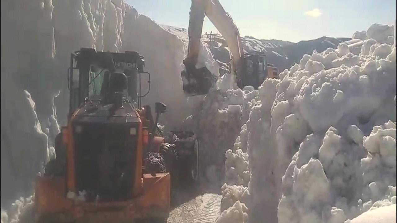 Şırnak'ta haziran ayında kar mesaisi: Yayla yolları temizleniyor