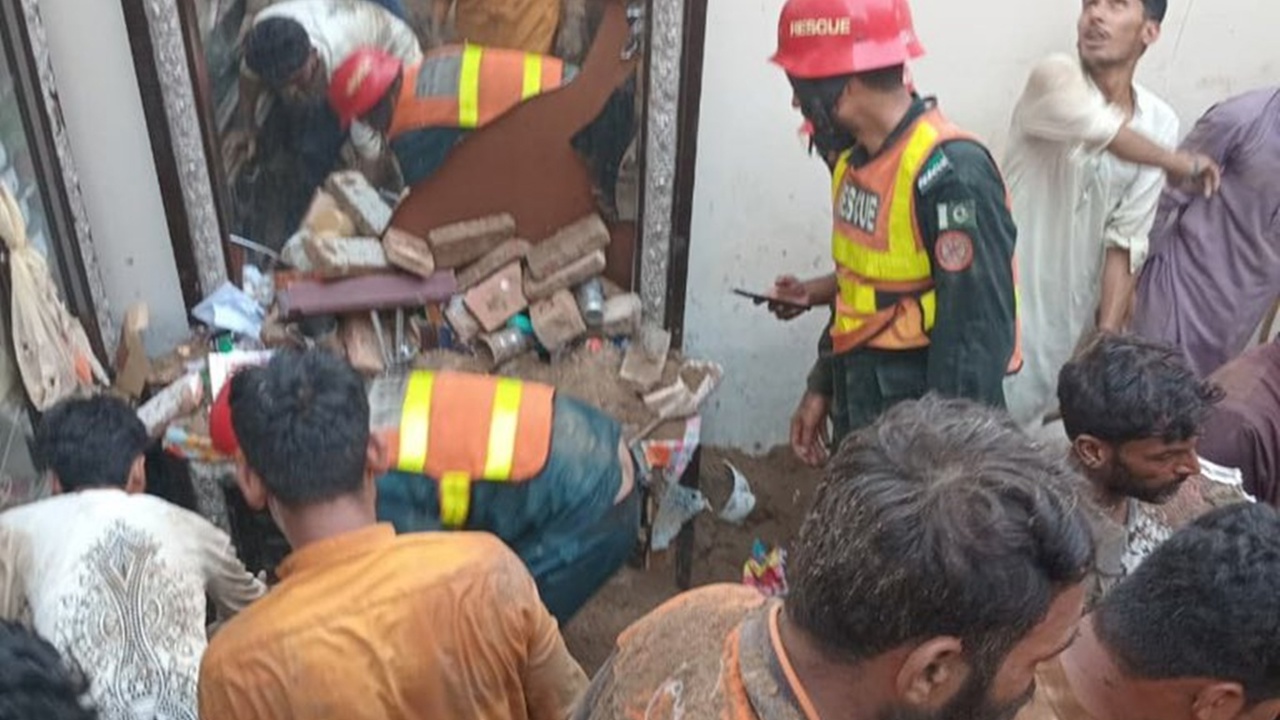 Pakistan'da dershanenin çatısı çöktü: 14 ölü