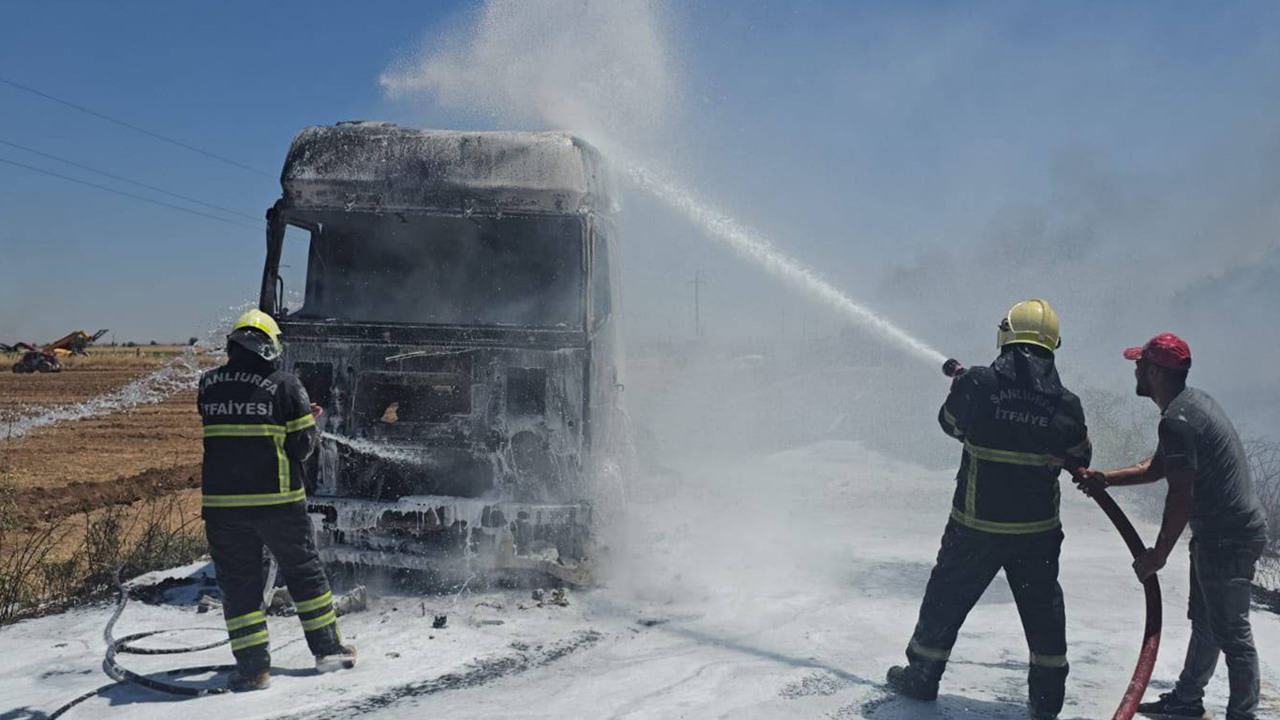 Şanlıurfa'da saman yüklü tır'da çıkan yangın söndürüldü