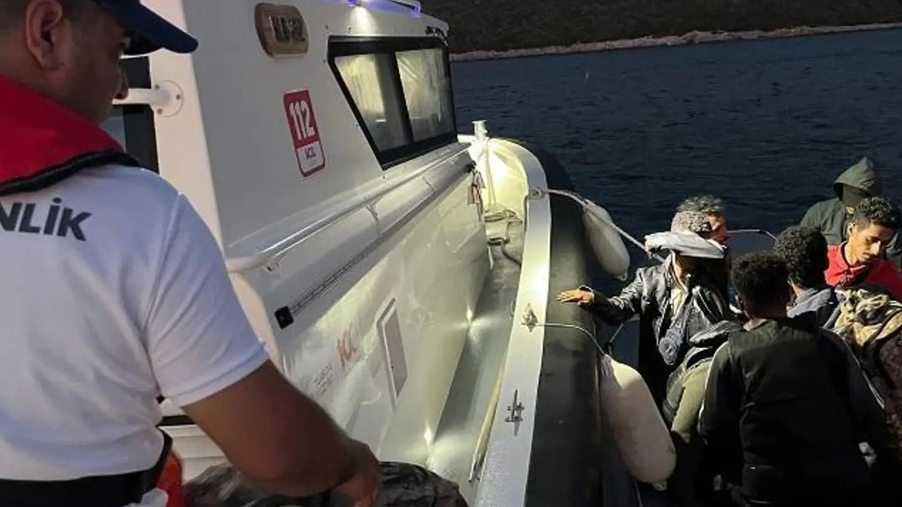 Muğla açıklarında 25 düzensiz göçmen ile 7 kaçakçı yakalandı.