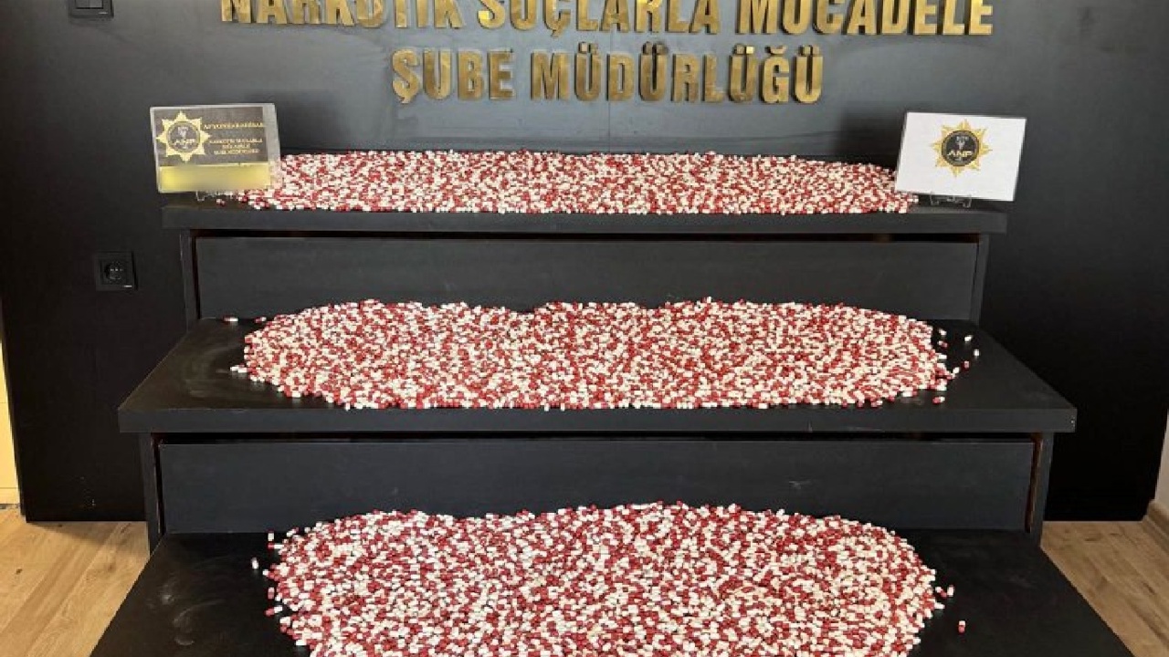 Afyonkarahisar'da şüpheli kargoda 16 bin sentetik ecza yakalandı