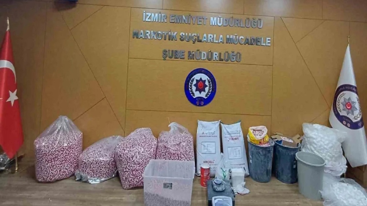 İzmir'de uyuşturucu üretim merkezine operasyon: 2 şüpheli tutuklandı