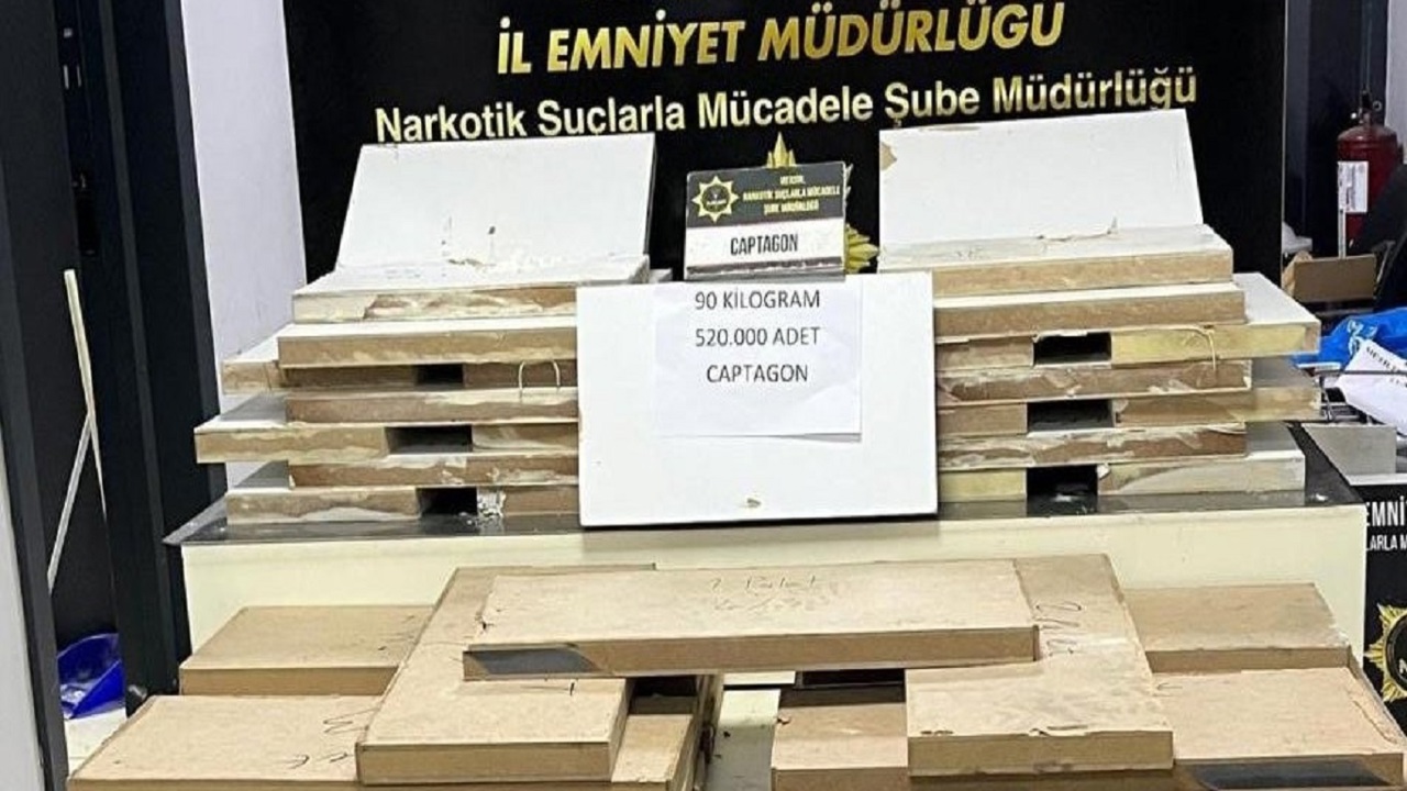 Mersin'de televizyon ünitelerine gizlenmiş 520 bin sentetik hap ele geçirildi