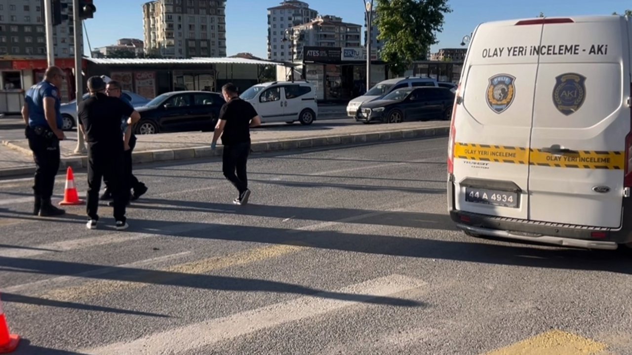 Yaya geçidinde otomobilin çarptığı kadın hayatını kaybetti