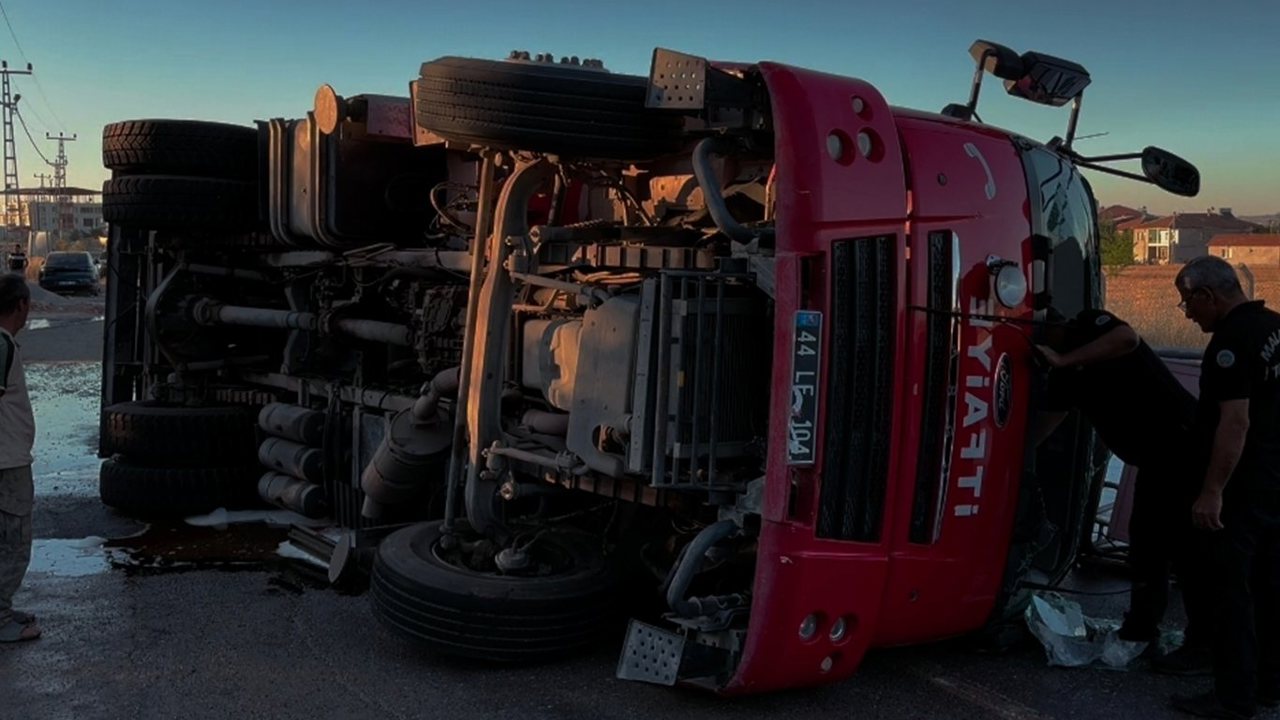 Yangına müdahaleye giden itfaiye aracı devrildi: 3 yaralı