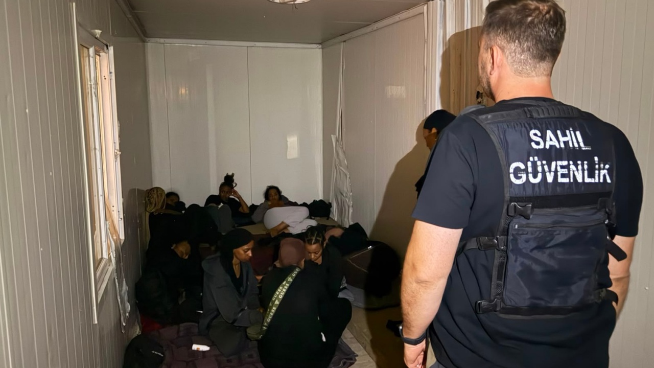İzmir'de 18 düzensiz göçmen yakalandı