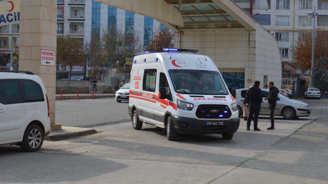 Siirt'te bariyerlere çarpan otomobil alev aldı: Bir yaralı