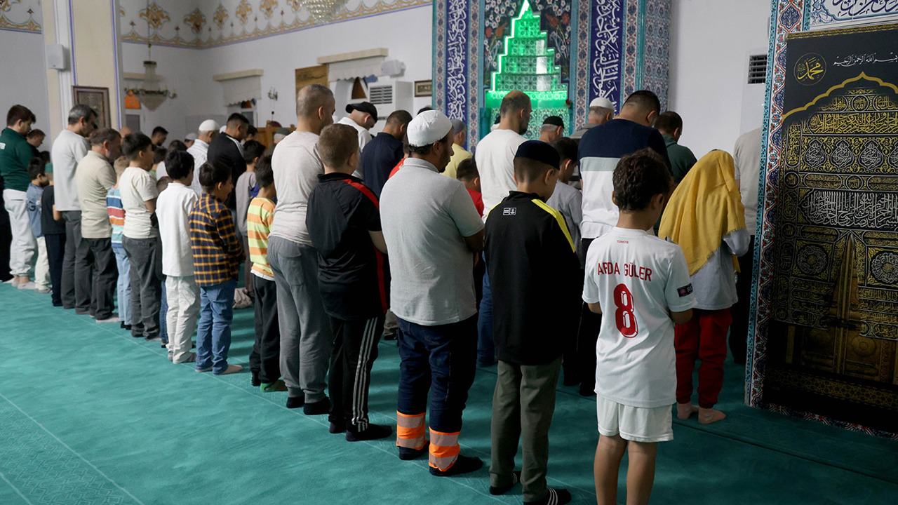 "Güle Oynaya Camiye Gel" projesinde camiler çocuklarla doluyor