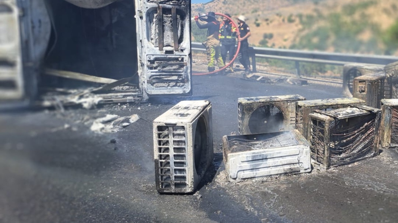 Diyarbakır Yolu’nda klima yüklü kamyonette yangın çıktı