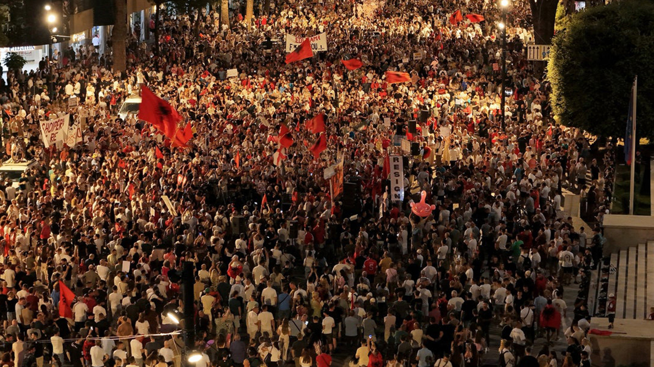 Arnavutluk'ta "Flamingo devrimi" protestoları sürüyor: 18 gözaltı