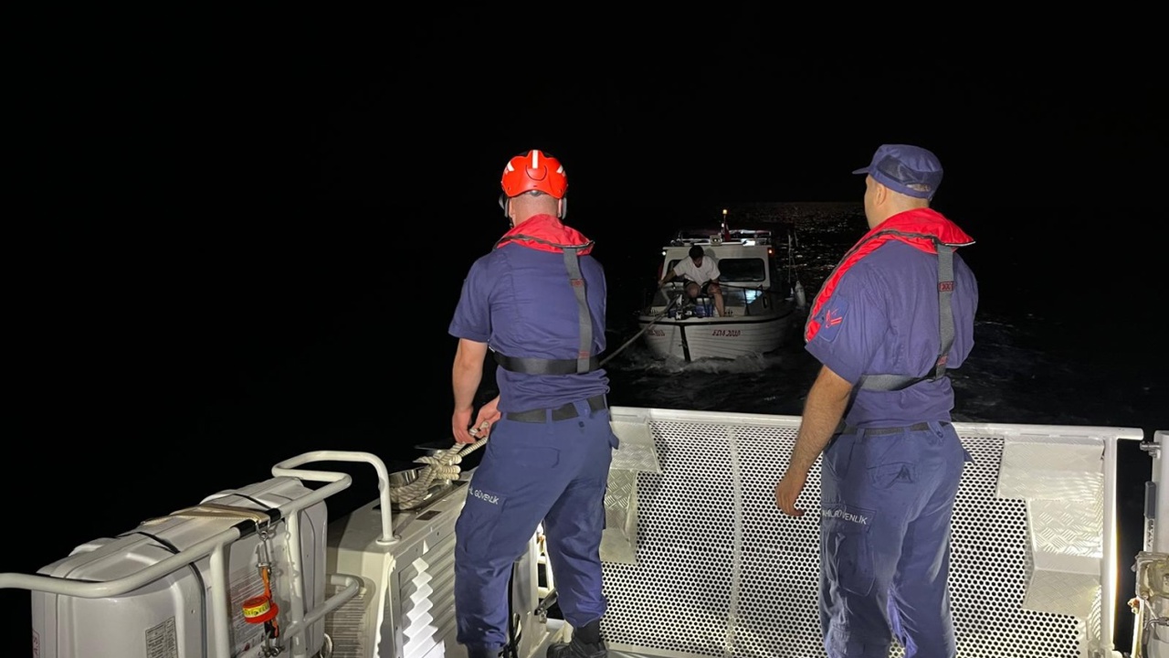 İzmir açıklarında arıza nedeniyle sürüklenen teknedeki 3 kişi kurtarıldı