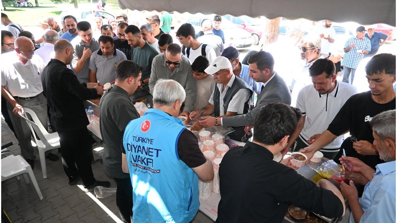 Malatya'da cuma namazı sonrası halka aşure ikramı