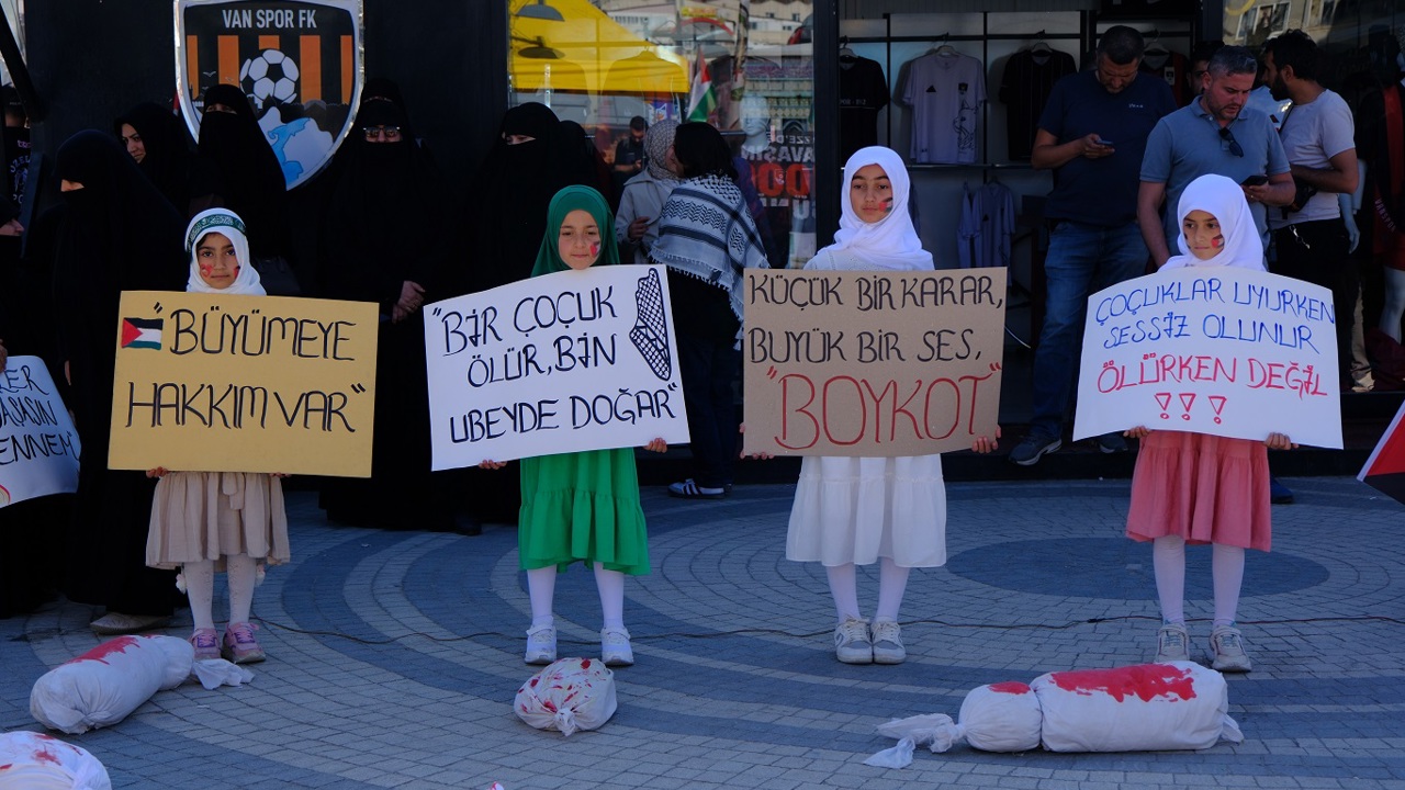 HÜDA PAR Van Kadın Kolları’ndan dikkat çeken eylem: "Filistin hâlâ soykırım altında"