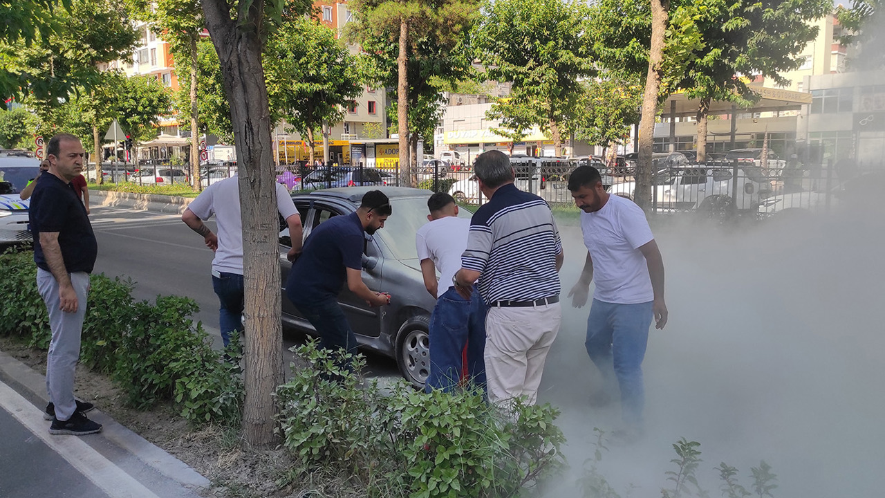 Batman'da seyir halindeki otomobil alev aldı