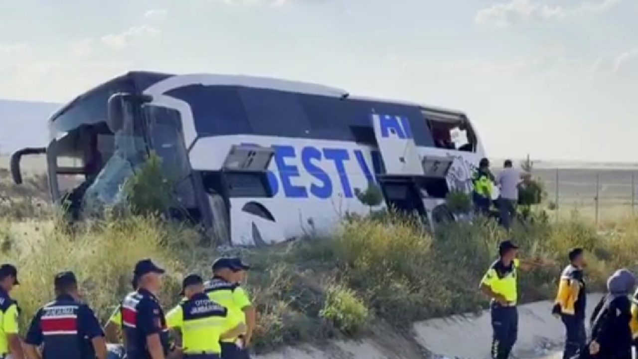 Ankara-Niğde Otoyolu'nda yolcu otobüsü devrildi: 44 yaralı