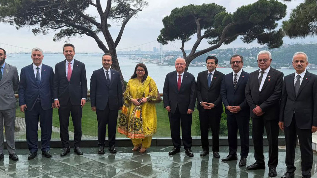 Bakan Uraloğlu, Pakistanlı bakanlarla İstanbul'da bir araya geldi