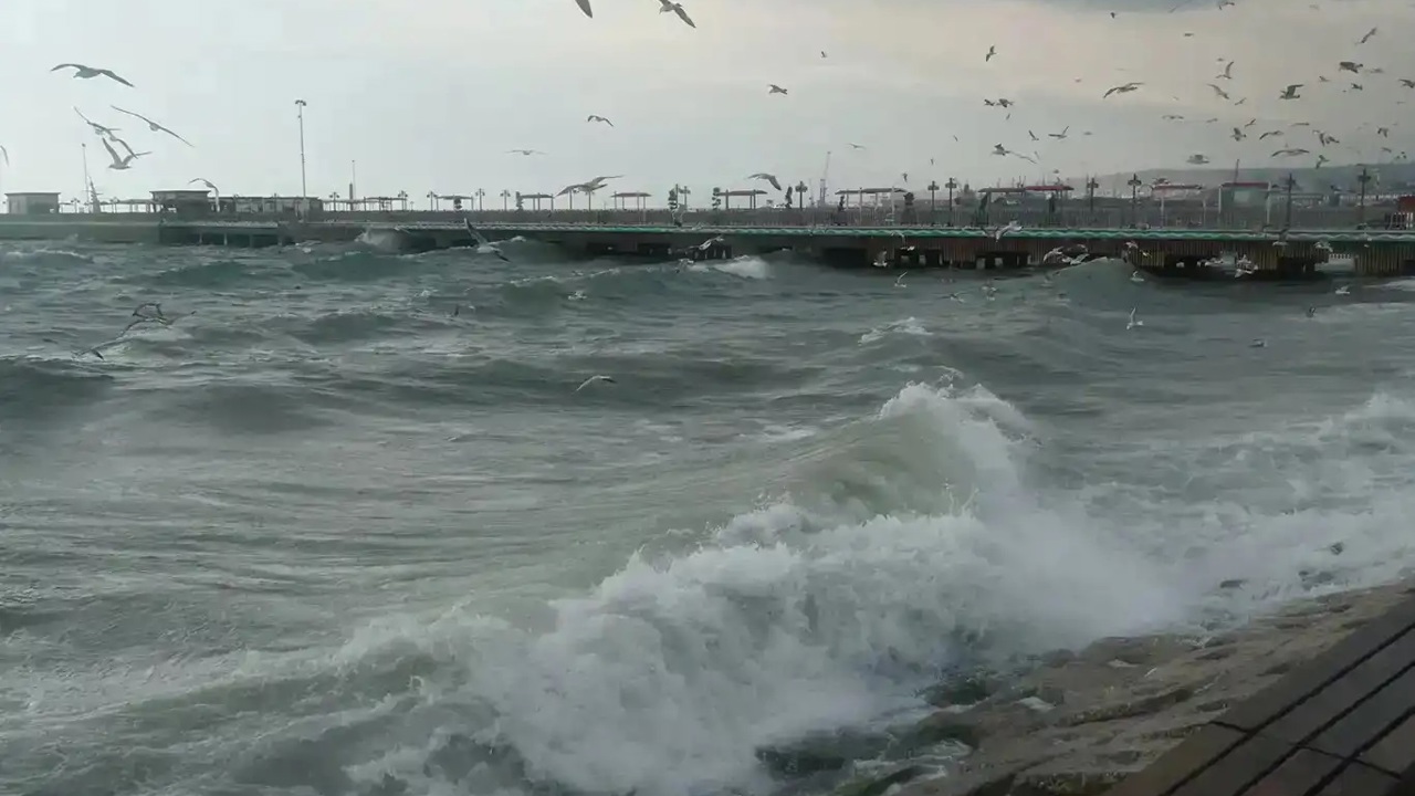 Olumsuz hava koşulları nedeniyle 10 ilde denize girmek yasaklandı