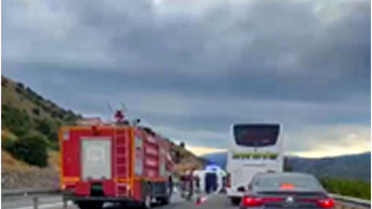 Erzincan'da minibüs devrildi: 6'sı çocuk 16 kişi yaralandı