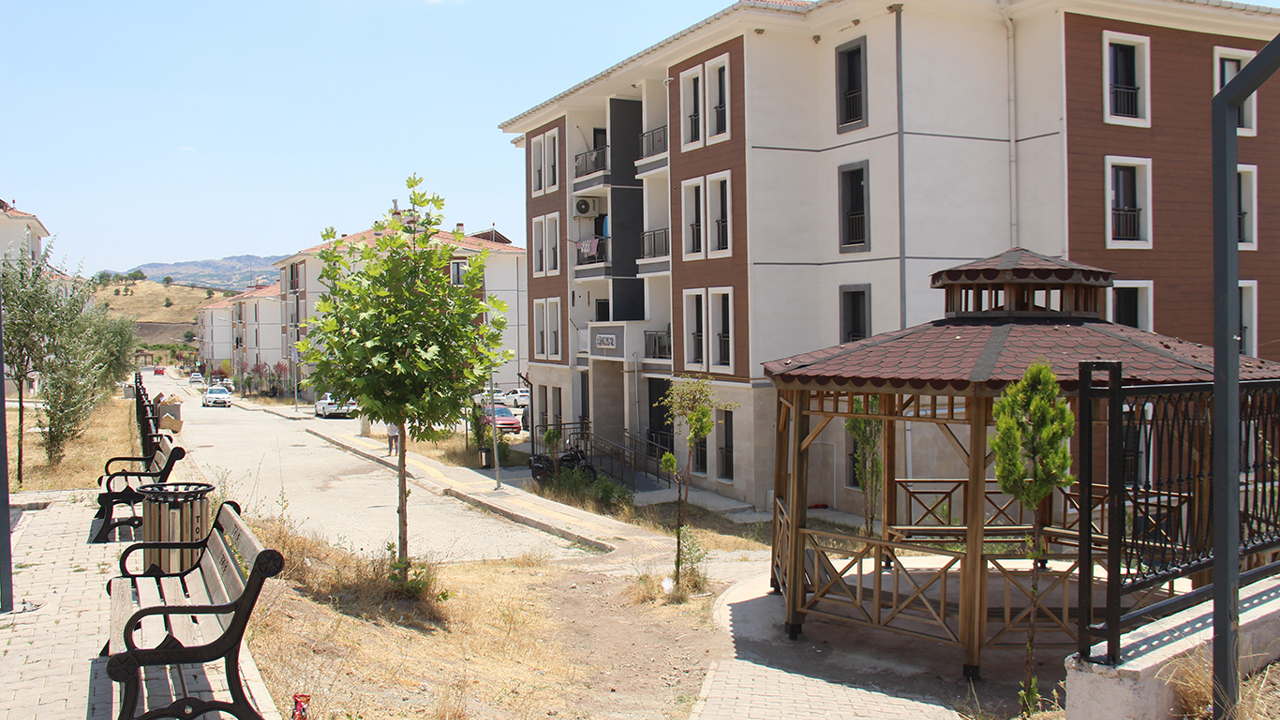 TOKİ sakinleri çözüm bekliyor: Kanalizasyon taşıyor, çöp dumanı nefes aldırmıyor