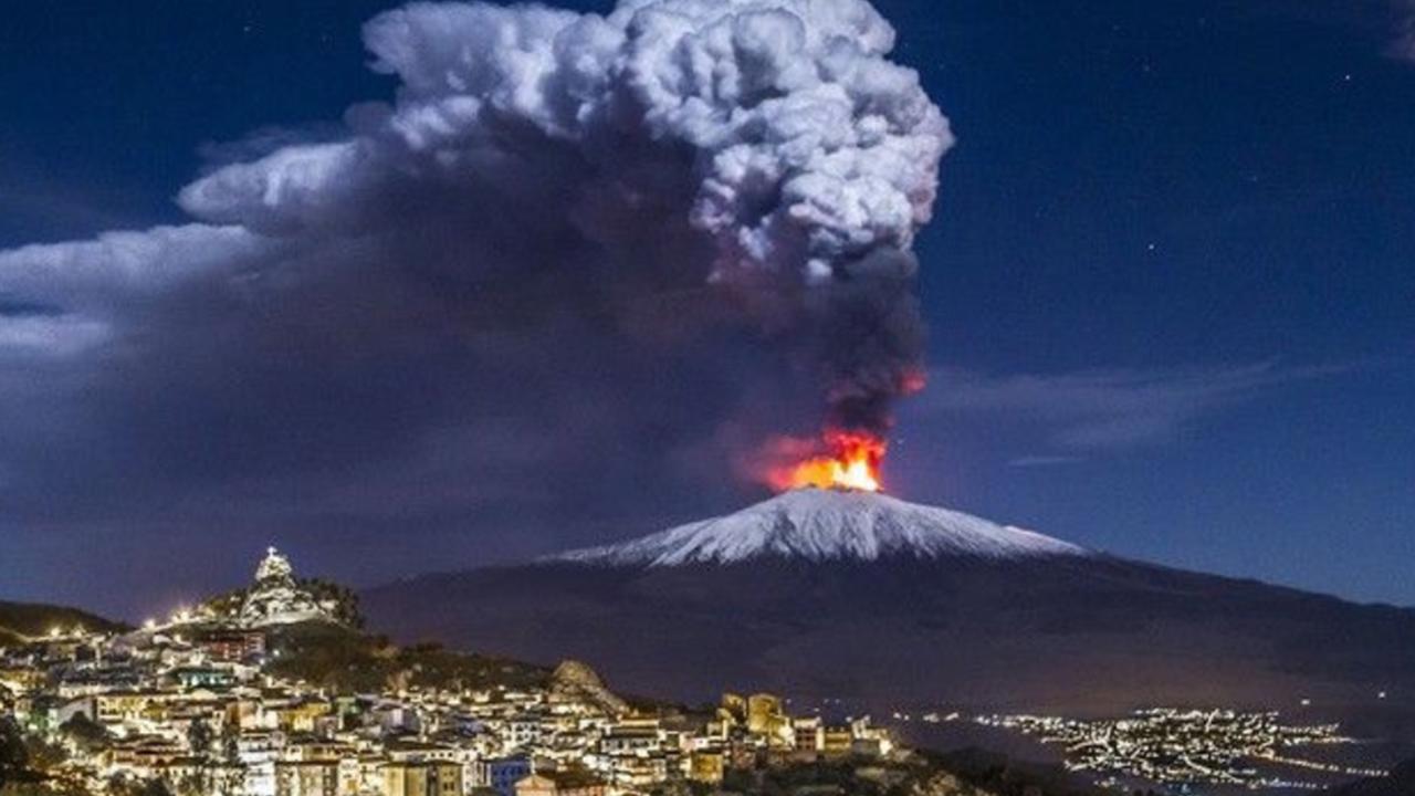 Etna Yanardağı'nda patlama: Kül bulutu nedeniyle uçak seferleri iptal edildi 